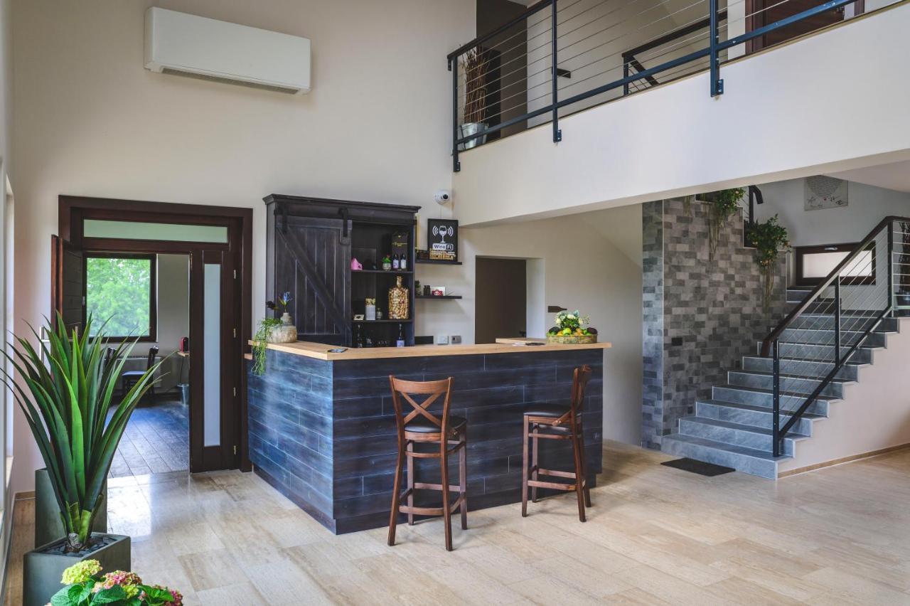 Dominium Pinceszet Es Panzio Bed & Breakfast Gyöngyös Dış mekan fotoğraf