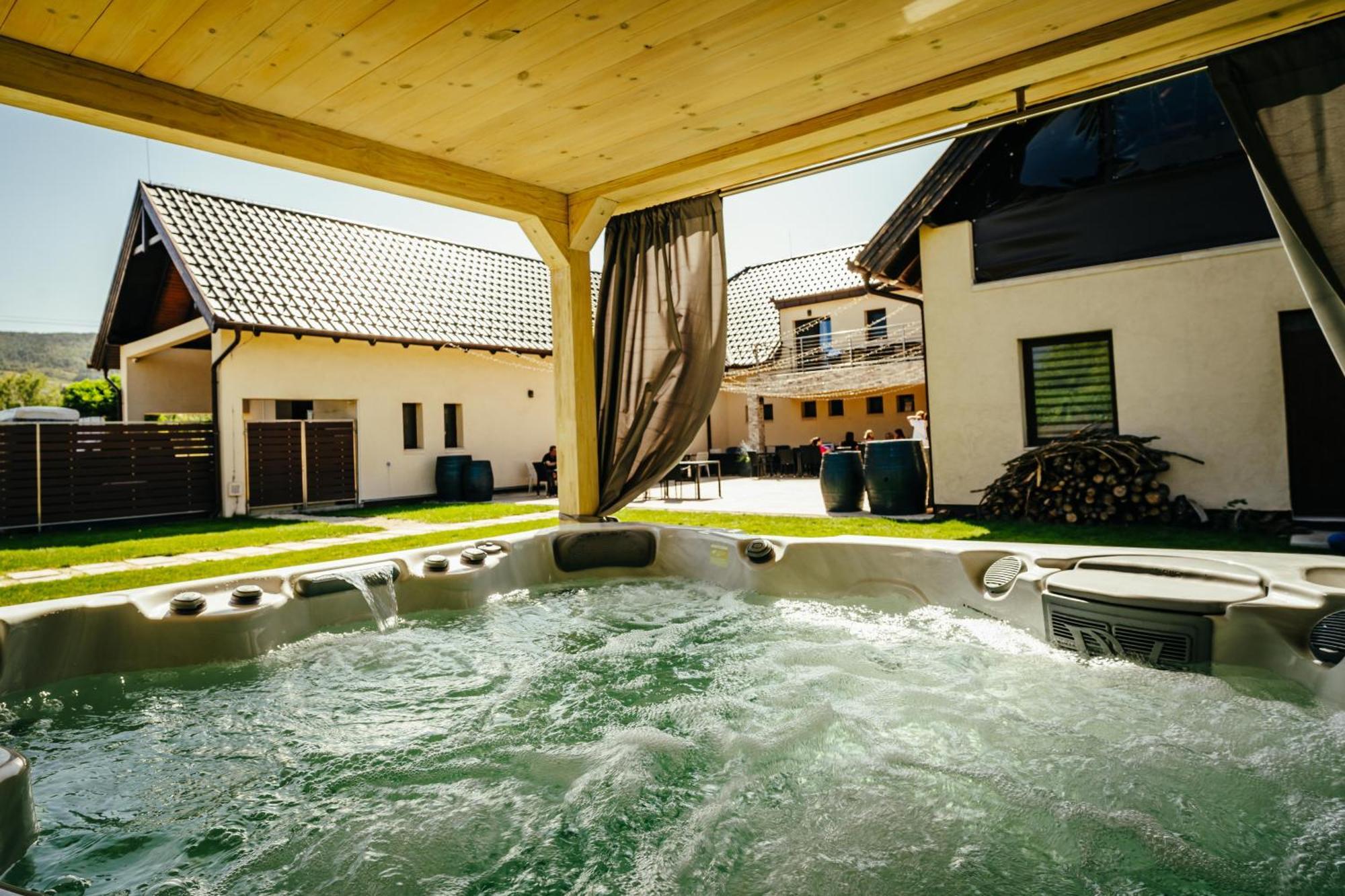 Dominium Pinceszet Es Panzio Bed & Breakfast Gyöngyös Dış mekan fotoğraf